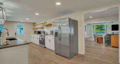 Marvelous Manning: 4-Bdr + Studio + Waterfront