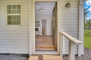 Exterior detail - Marvelous Manning: 4-Bdr + Studio + Waterfront (Shad Moss village)