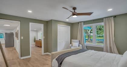 Marvelous Manning: 4-Bdr + Studio + Waterfront