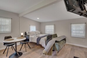 Interior - Marvelous Manning: 4-Bdr + Studio + Waterfront (Shad Moss village)