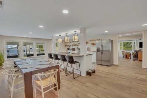 Marvelous Manning: 4-Bdr + Studio + Waterfront