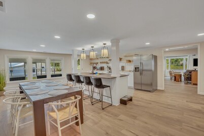 Marvelous Manning: 4-Bdr + Studio + Waterfront