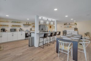 冷蔵庫、電子レンジ、オーブン、コンロ