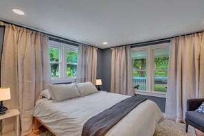 4 bedrooms, iron/ironing board, internet, bed sheets