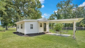 A single-story house with a covered patio area. - Cypress Cottage - Cozy Lake Getaway (Shad Moss village)