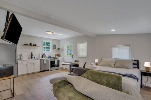 Cypress Cottage - Cozy Lake Getaway