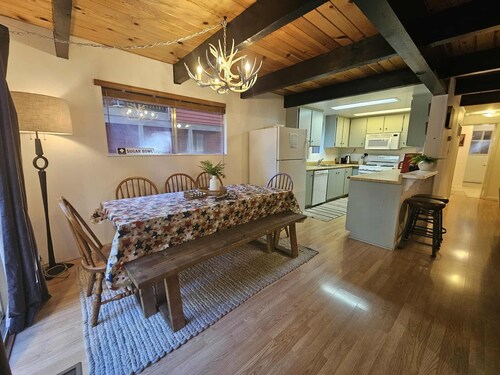 4 bedroom, 2 bath, sleeps 10 adults. West End Donner Lake.