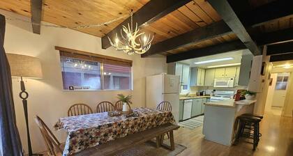4 bedroom, 2 bath, sleeps 10 adults. West End Donner Lake.
