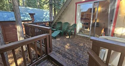 4 bedroom, 2 bath, sleeps 10 adults. West End Donner Lake.