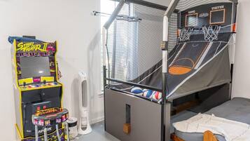 Iron/ironing board, internet, bed sheets