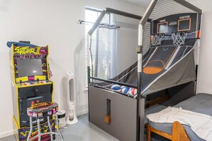 Iron/ironing board, internet, bed sheets