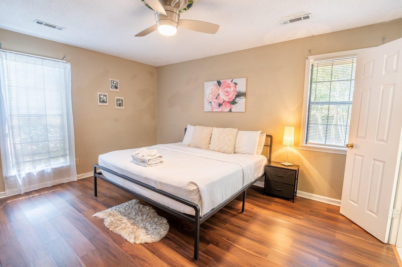 Tabla de planchar con plancha, internet y ropa de cama 