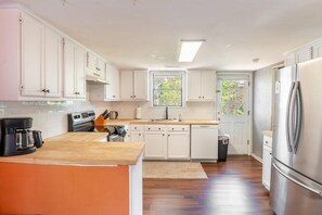 Køleskab, mikrobølgeovn, ovn, kogeplade