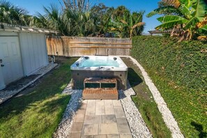 Outdoor spa tub - Poolside Palms | Team Joseph Ellen (Jacksonville Beach)