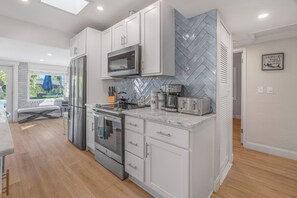 ثلاجة، فرن، موقد طهي مسطح، غسالة أطباق