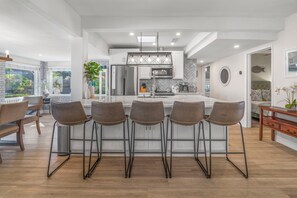 ثلاجة، فرن، موقد طهي مسطح، غسالة أطباق