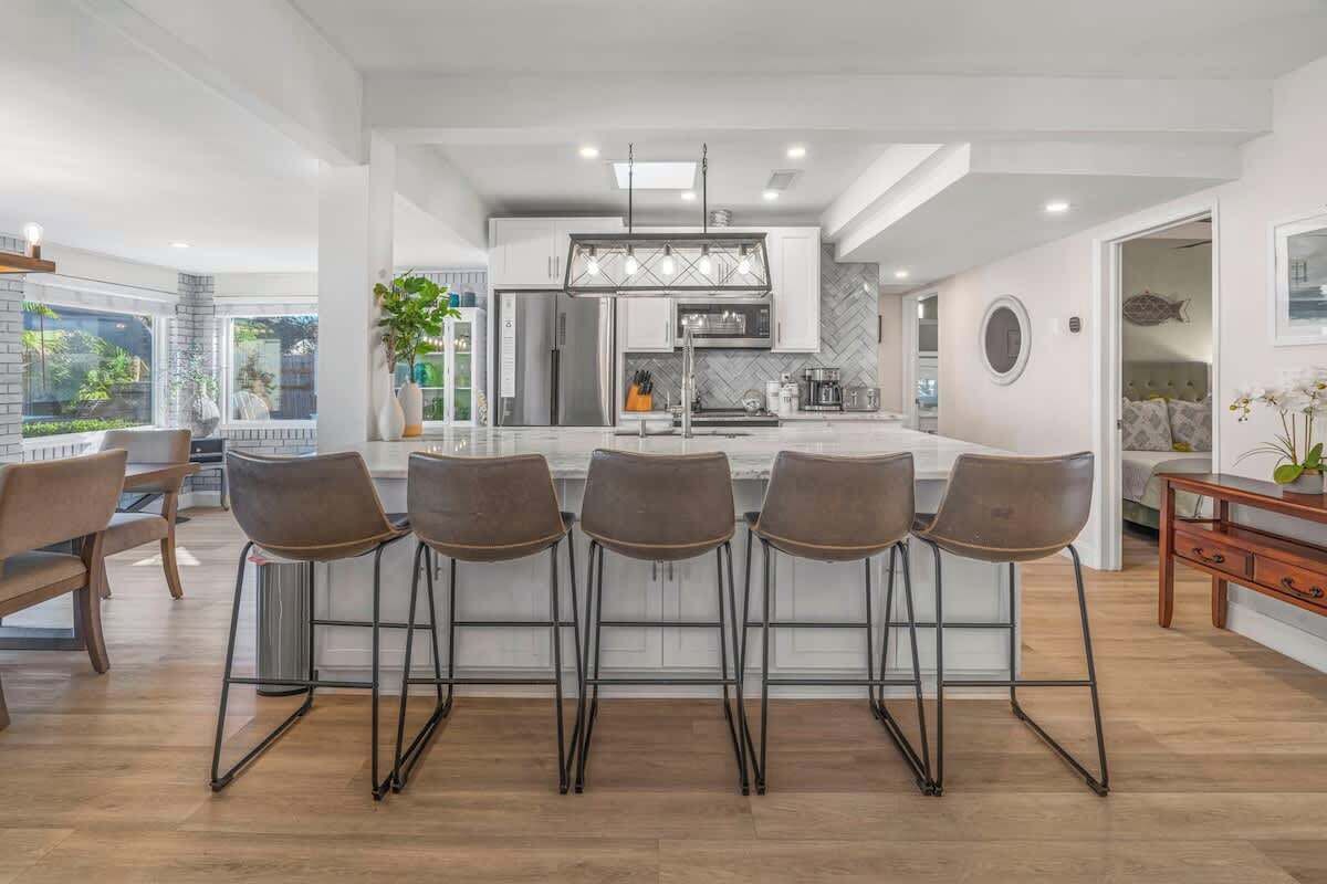 Kylskåp, ugn, spishäll och diskmaskin