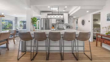 Kylskåp, ugn, spishäll och diskmaskin