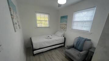 Iron/ironing board, Internet, bed sheets