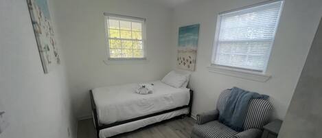 Iron/ironing board, Internet, bed sheets