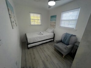 Iron/ironing board, Internet, bed sheets - The Bex Mod: Your No-Frills Park Circle Stay (North Charleston)
