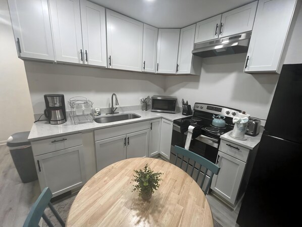 Coffee/tea maker, fridge, microwave, oven
