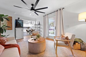 Télévision, cheminée, chaîne hi-fi