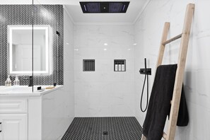 Shower, hair dryer - Sherwood Chic - Stylish Modern Home + Park Circle (North Charleston)