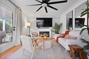 Fernseher, Kamin, Stereoanlage