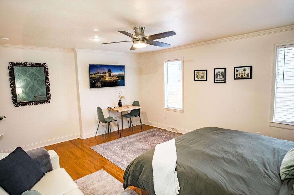 Een strijkplank/strijkijzer, internet, beddengoed