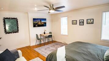 Een strijkplank/strijkijzer, internet, beddengoed