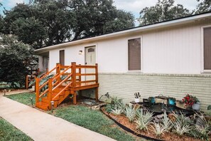 Exterior - The Palmetto Place - 1br Modern Unit on Remount (North Charleston)