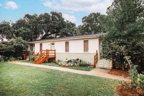 Exterior - The Palmetto Place - 1br Modern Unit on Remount (North Charleston)