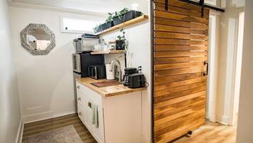 Microondas, horno, parrilla de estufa y cafetera y tetera