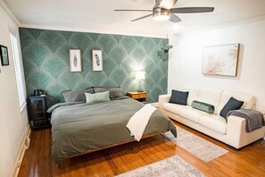 Tabla de planchar con plancha, internet y ropa de cama 