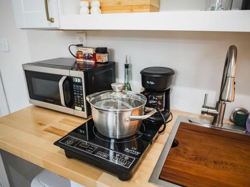 Een magnetron, een oven, een kookplaat, een koffiezetapparaat/waterkoker