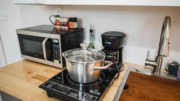 Mikrowelle, Ofen, Herdplatte, Wasserkocher mit Kaffee-/Teezubehör