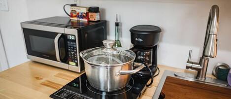 Een magnetron, een oven, een kookplaat, een koffiezetapparaat/waterkoker