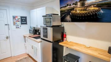 Microondas, horno, parrilla de estufa y cafetera y tetera