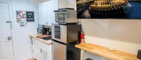 Mikrobølgeovn, ovn, kokeplater og kaffetrakter/tekoker