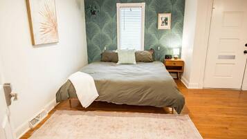 Iron/ironing board, Internet, bed sheets