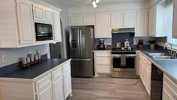 Frigorifero, microonde, forno, piano cottura