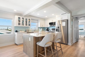 Mikrobølgeovn, kaffetrakter/tekoker, brødrister og kjøkkenutstyr