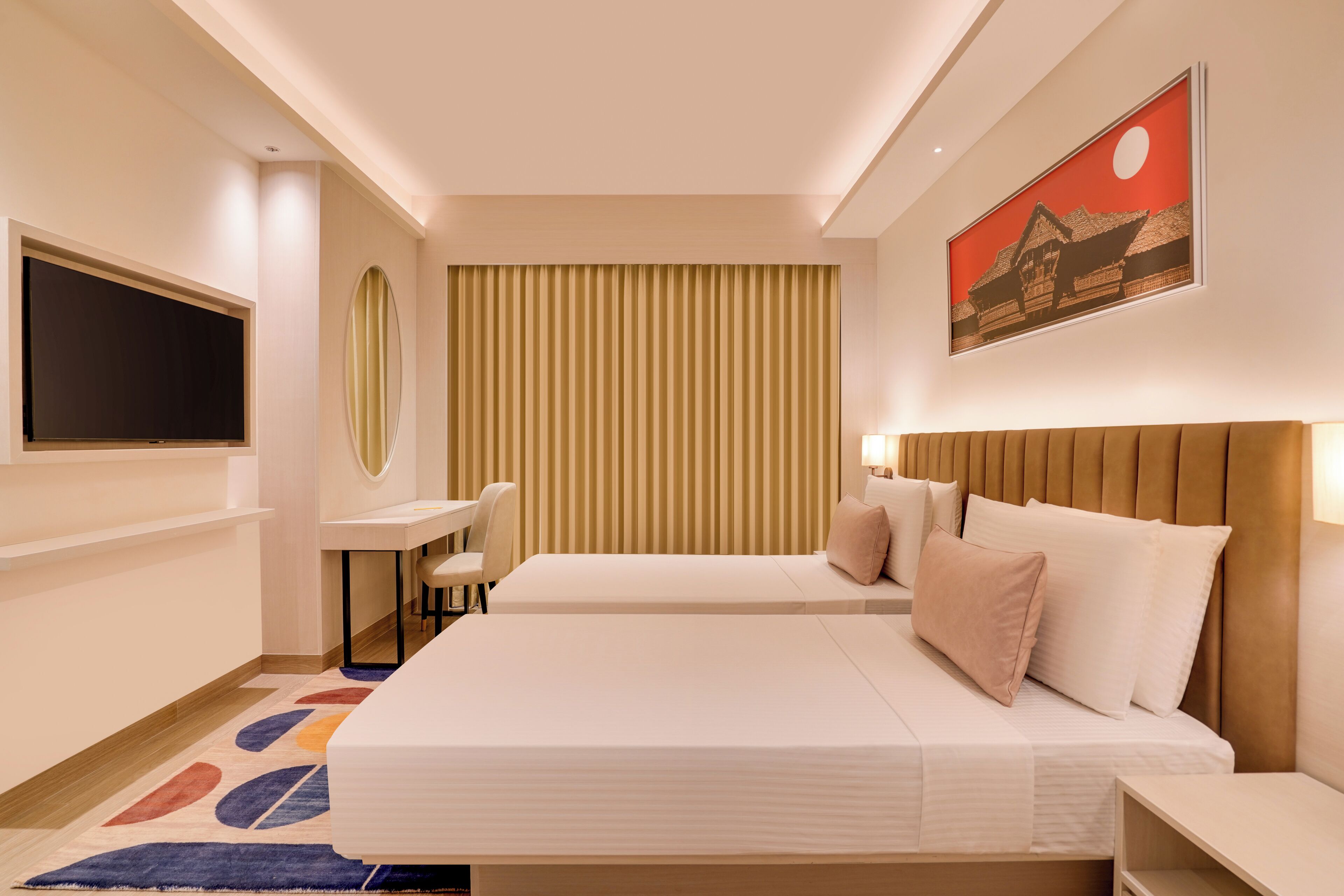 Una habitación de hotel con una cama grande, un escritorio, un televisor y un cuadro en la pared.