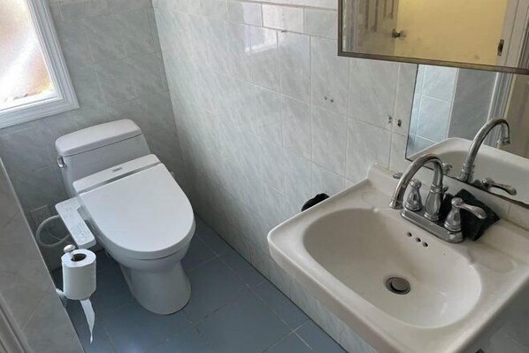 Bathroom - Quesada Homestay (San Francisco)