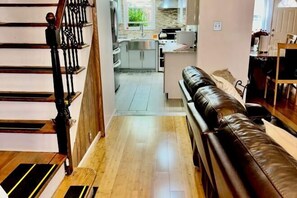 Interior - LGA, 3 Br Duplex Private House! (New York)