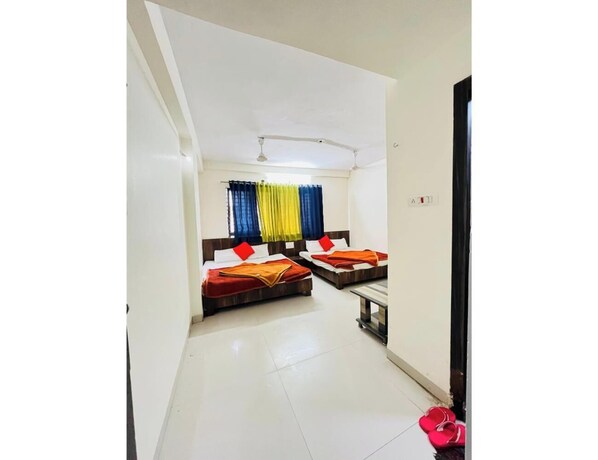 基础双人房, 阳台, 城市景观 | 免费 WiFi、床单