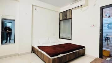 Basic Double Room, Balcony, City View | Free WiFi, bed sheets