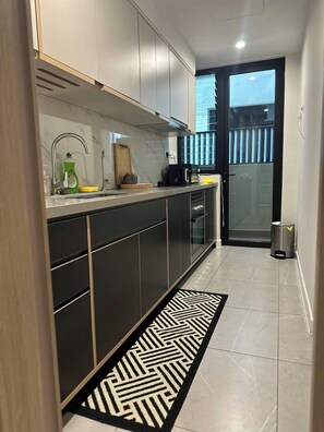 미니 냉장고, 전자레인지, 쿡탑, 조리 도구/접시/주방 기구