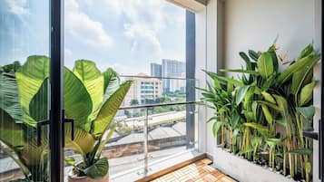 Deluxe Apartment, 2 Bedrooms, Bathtub, City View | Balcony